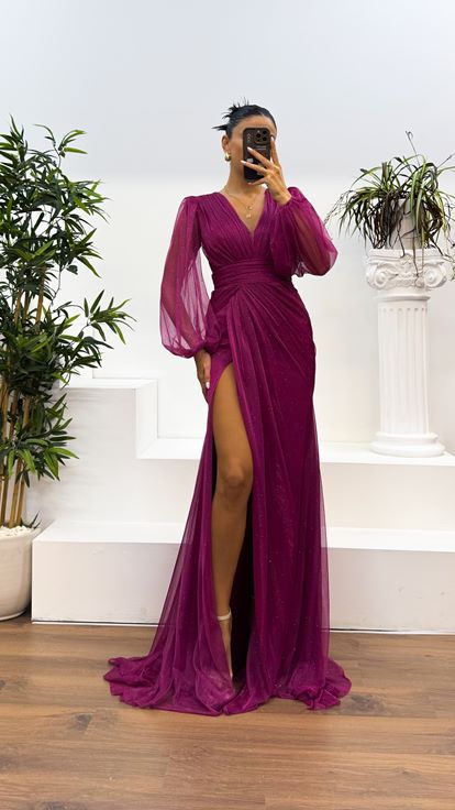 Robe de soirée argentée fuchsia à manches longues et col en V