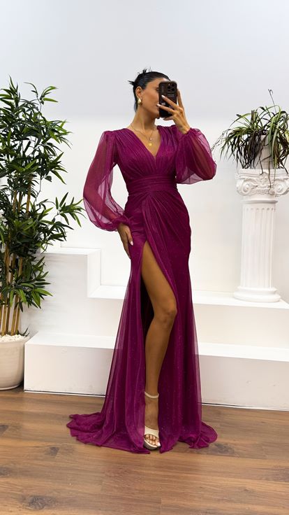 Robe de soirée argentée fuchsia à manches longues et col en V