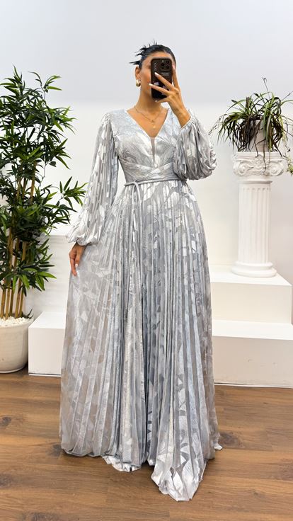 فستان سهرة بطيات منقوش باللون الفضي