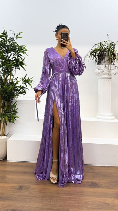 Fliederfarbenes, gemustertes, plissiertes Abendkleid mit V-Ausschnitt