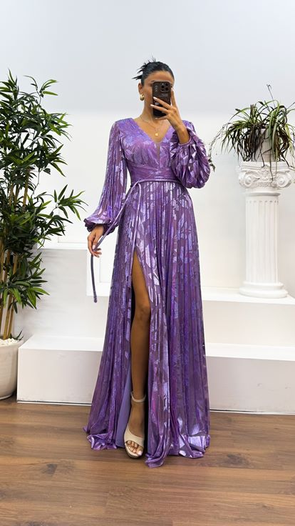 Fliederfarbenes, gemustertes, plissiertes Abendkleid mit V-Ausschnitt