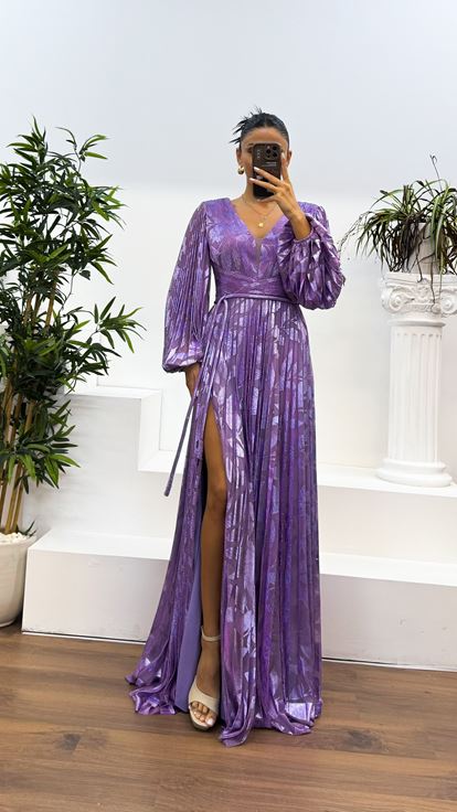 Fliederfarbenes, gemustertes, plissiertes Abendkleid mit V-Ausschnitt