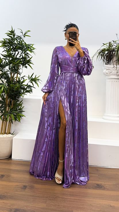 Fliederfarbenes, gemustertes, plissiertes Abendkleid mit V-Ausschnitt