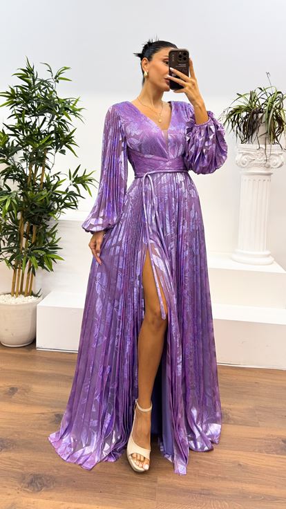 Fliederfarbenes, gemustertes, plissiertes Abendkleid mit V-Ausschnitt