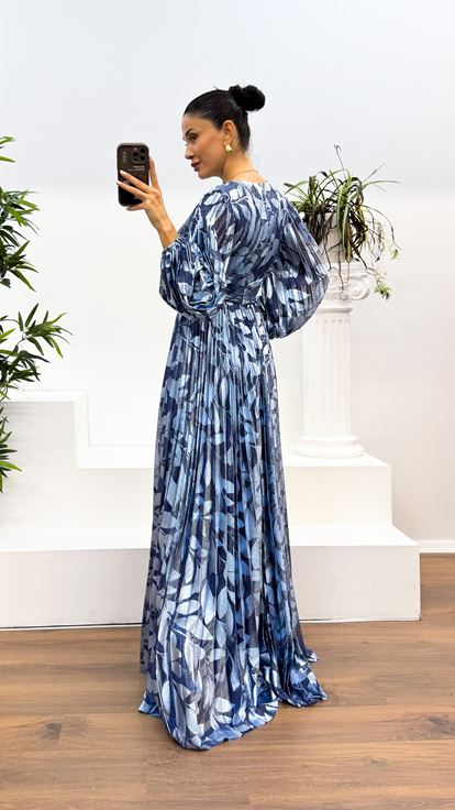 فستان سهرة بطيات منقوش باللون النيلي ورقبة على شكل حرف V