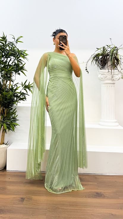 Vestido de noche con purpurina plisada y detalle de cintura verde menta