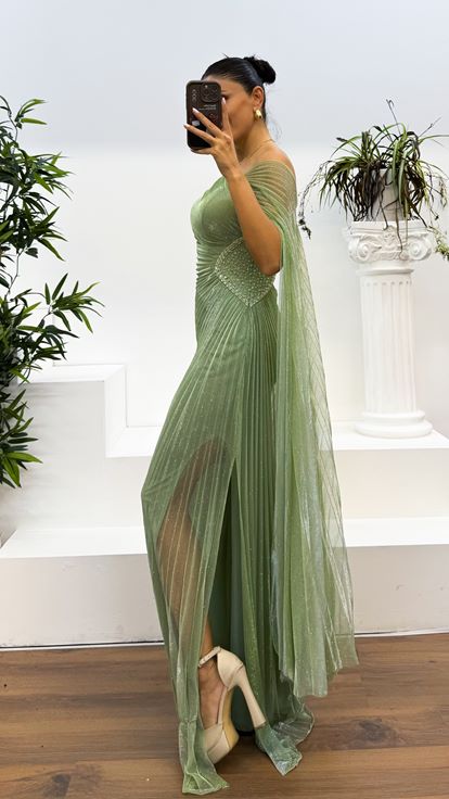 Vestido de noche con purpurina plisada y detalle de cintura verde menta
