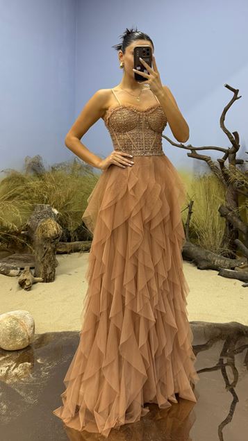 Abito da sera in tulle con cinturino in corda dorata e gonna con volant ricamata