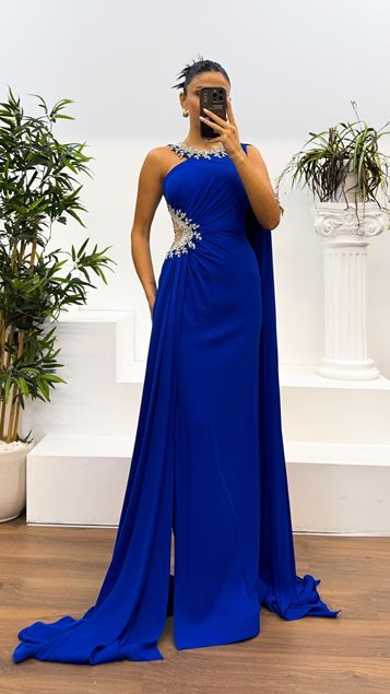 Robe de soirée en satin brodée avec détail à col Sax