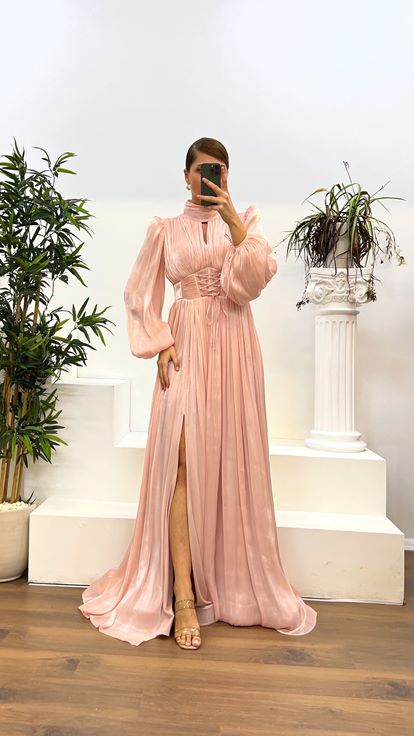 Puderfarbenes, langärmliges, drapiertes Abendkleid in Übergröße