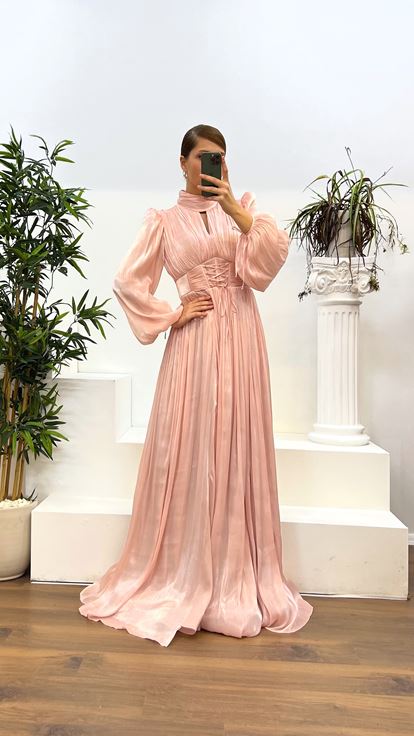 Puderfarbenes, langärmliges, drapiertes Abendkleid in Übergröße