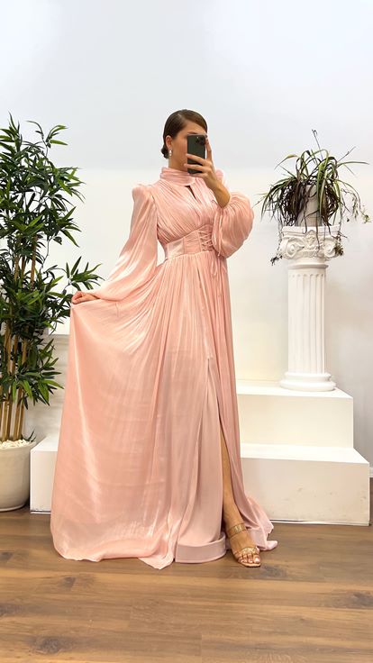 Puderfarbenes, langärmliges, drapiertes Abendkleid in Übergröße