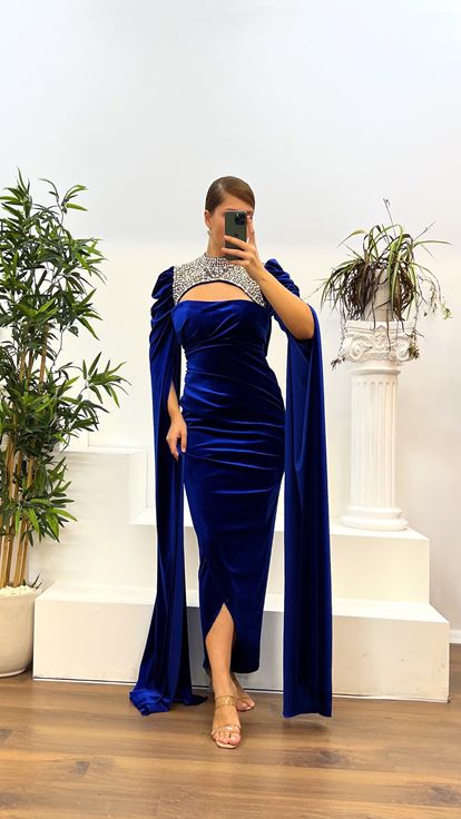 Vestido de noche de terciopelo de talla grande con detalle de piedras y capa de Saks