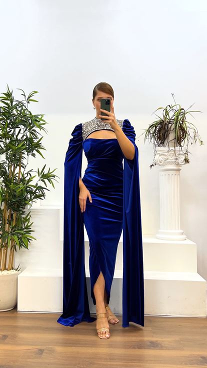 Vestido de noche de terciopelo de talla grande con detalle de piedras y capa de Saks
