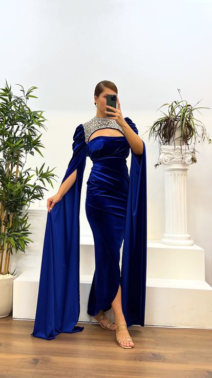 Vestido de noche de terciopelo de talla grande con detalle de piedras y capa de Saks