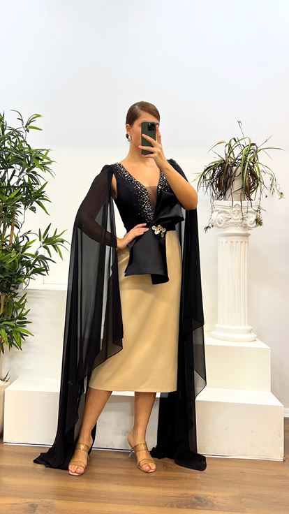 فستان سهرة بمقاس متوسط ​​وأكمام طويلة من الذهب الأسود