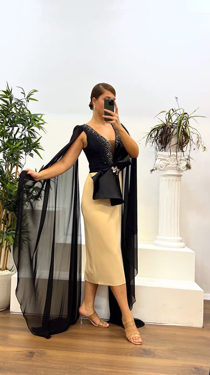 فستان سهرة بمقاس متوسط ​​وأكمام طويلة من الذهب الأسود