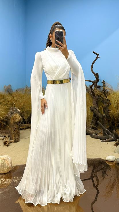 Abito da sera bianco con cintura pieghettata