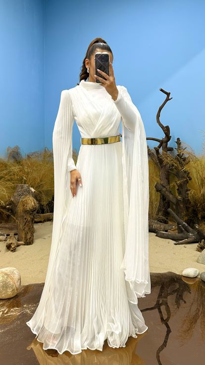 Abito da sera bianco con cintura pieghettata