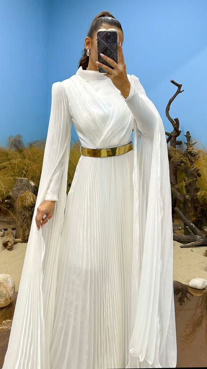Abito da sera bianco con cintura pieghettata