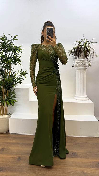 Robe de soirée kaki brodée à la taille