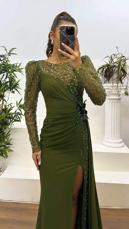 Robe de soirée kaki brodée à la taille