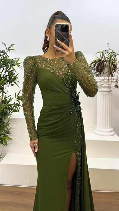 Robe de soirée kaki brodée à la taille