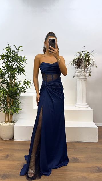 Vestido de satén con diseño drapeado y cintura transparente azul marino