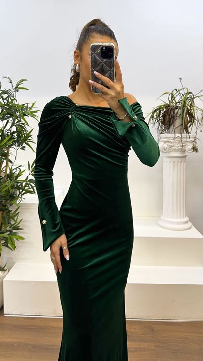 Zümrüt Kayık Yaka Kadife Abiye Elbise