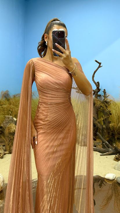 Abito da sera glitter plissettato con dettagli in vita rosa antico