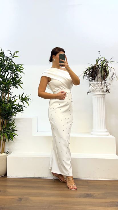 Abito da sera taglie forti con dettagli in pietra bianca con una spalla