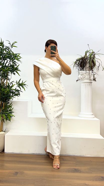 Abito da sera taglie forti con dettagli in pietra bianca con una spalla