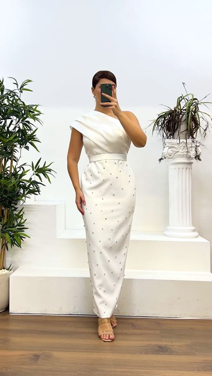 Abito da sera taglie forti con dettagli in pietra bianca con una spalla