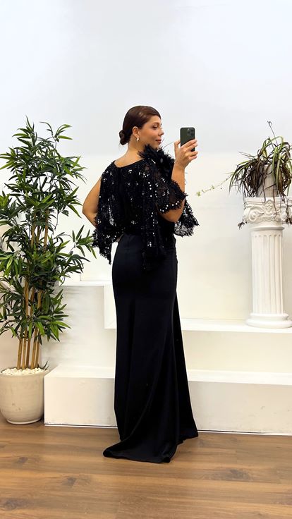 Robe de soirée drapée noire grande taille avec détails en dentelle