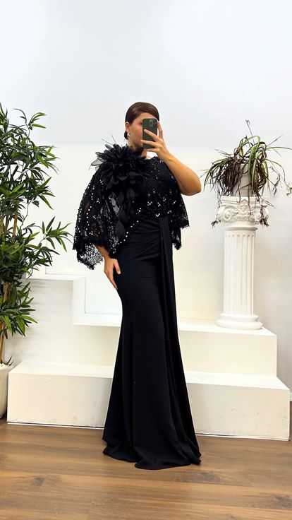Robe de soirée drapée noire grande taille avec détails en dentelle