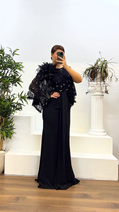 Robe de soirée drapée noire grande taille avec détails en dentelle