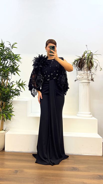 Robe de soirée drapée noire grande taille avec détails en dentelle