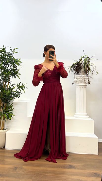 Vestido de noche de talla grande con plumas bordadas y detalle en la espalda color burdeos