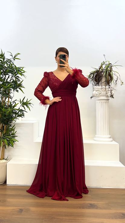 Vestido de noche de talla grande con plumas bordadas y detalle en la espalda color burdeos