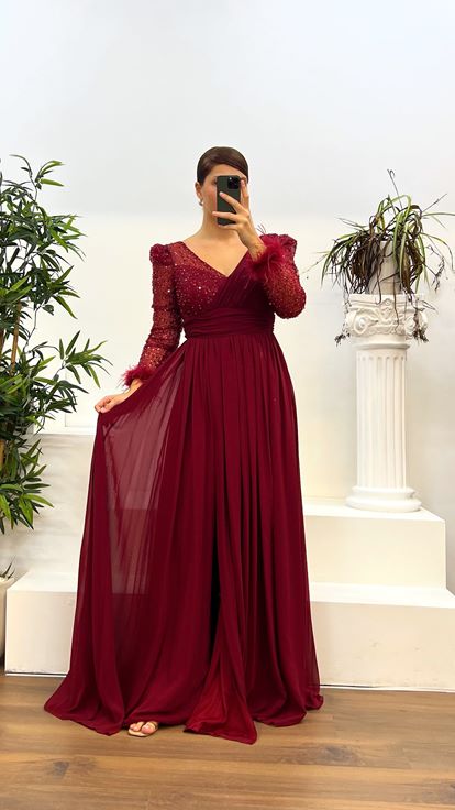 Vestido de noche de talla grande con plumas bordadas y detalle en la espalda color burdeos