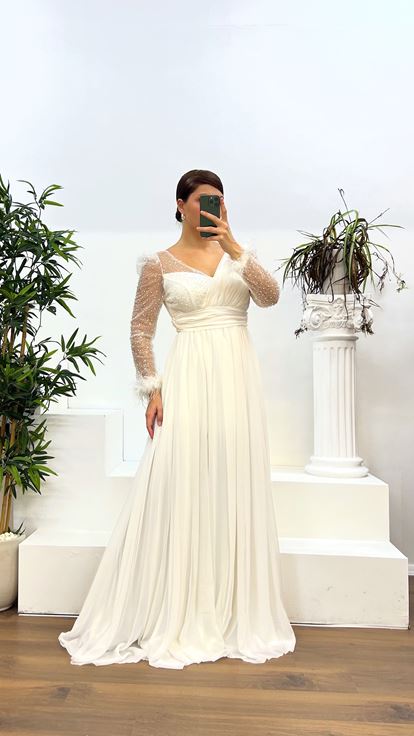 Robe de soirée écru à plumes brodées au dos, grande taille