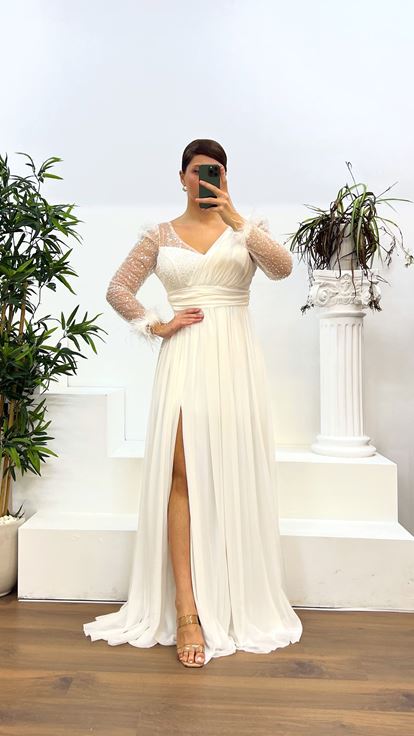 Robe de soirée écru à plumes brodées au dos, grande taille