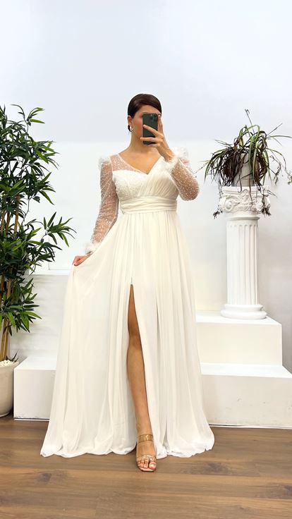 Robe de soirée écru à plumes brodées au dos, grande taille