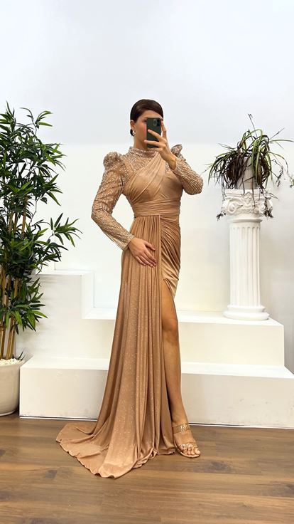 فستان سهرة بمقاسات كبيرة بتصميم مطرز بتفاصيل ذهبية عند الرقبة