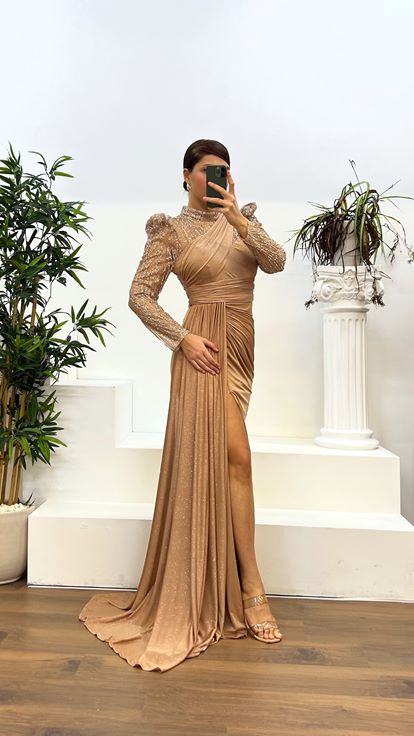 فستان سهرة بمقاسات كبيرة بتصميم مطرز بتفاصيل ذهبية عند الرقبة