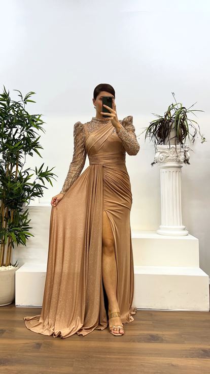 فستان سهرة بمقاسات كبيرة بتصميم مطرز بتفاصيل ذهبية عند الرقبة