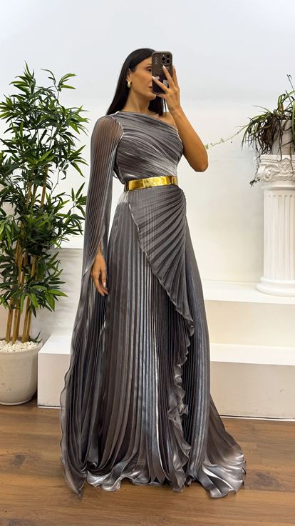 فستان سهرة بتفاصيل ياقة أنثراسايت غير متناظرة