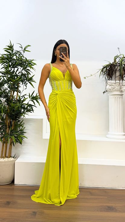 Vestido de noche con escote corazón y tiras verde manzana