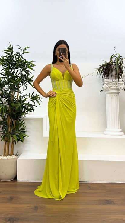 Vestido de noche con escote corazón y tiras verde manzana