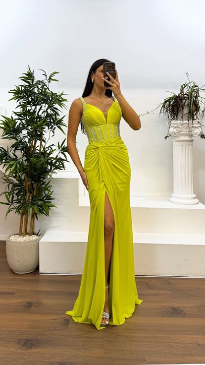 Vestido de noche con escote corazón y tiras verde manzana